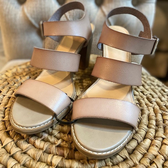 Old Navy NEW Strappy Beautiful Taupe Neutral Beige 4” Block Heels - size 10 - Picture 6 of 14